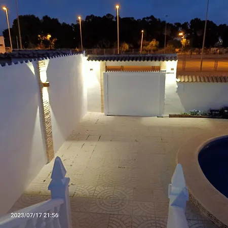 Nyaraló Acogedora Casa Con Piscina Torrevieja