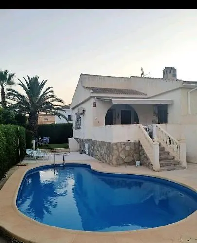 Acogedora Casa Con Piscina Ferienhaus